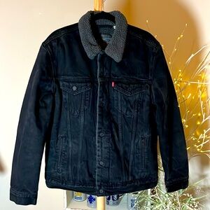 LEVI’S Men’s L Stone washed Sherpa, black denim trucker jacket. Snap buttons.EUC